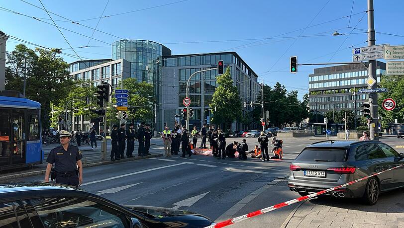 Klima-Kleber haben sich am Montag am Stiglmaierplatz festgeklebt. Klima-Kleber haben sich am Montag am Stiglmaierplatz festgeklebt.