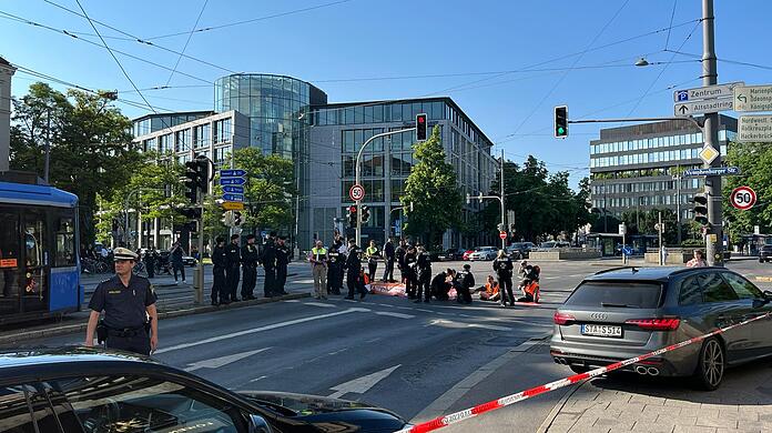 Klima-Kleber haben sich am Montag am Stiglmaierplatz festgeklebt.