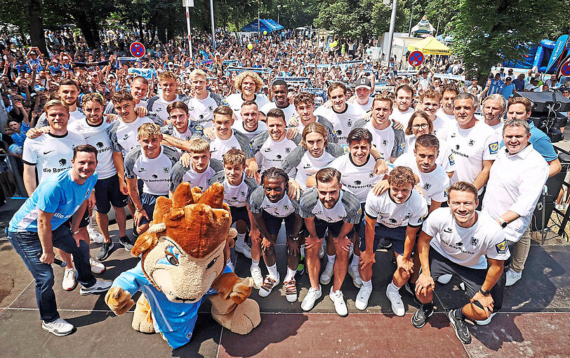 Heiß, heißer, Fanfest! Bei hochsommerlichen Temperaturen präsentierte sich der neue TSV 1860 seinen Fans, die Spieler erfüllten Autogrammwünsche und präsentierten das neue Ausweichtrikot.