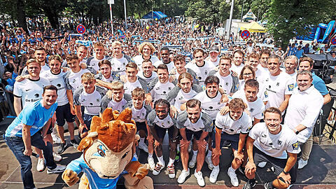 Heiß, heißer, Fanfest! Bei hochsommerlichen Temperaturen präsentierte sich der neue TSV 1860 seinen Fans, die Spieler erfüllten Autogrammwünsche und präsentierten das neue Ausweichtrikot.