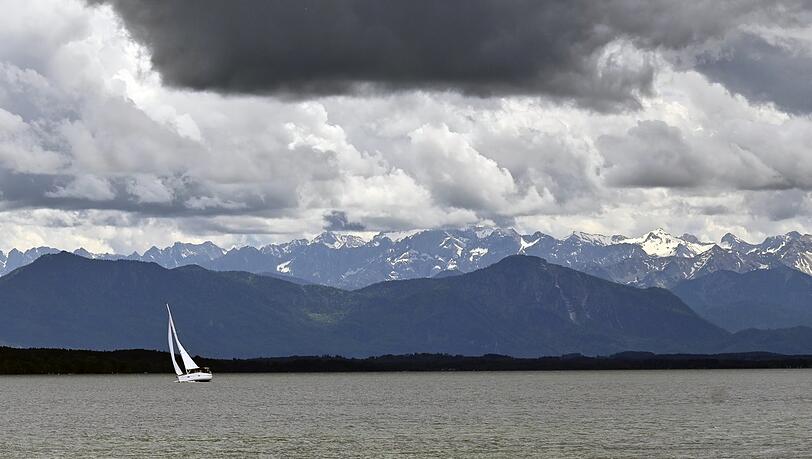 Ein Segelboot ist auf dem Starnberger See unterwegs. Wer nach Starnberg will, muss 40 Minuten mehr Fahrzeit einplanen. Ein Segelboot ist auf dem Starnberger See unterwegs. Wer nach Starnberg will, muss 40 Minuten mehr Fahrzeit einplanen.