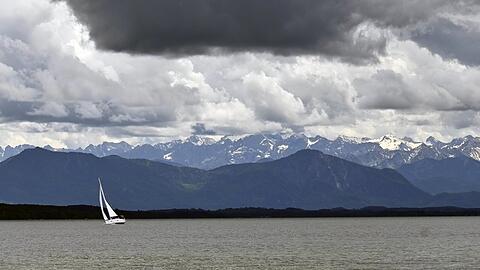 Ein Segelboot ist auf dem Starnberger See unterwegs. Wer nach Starnberg will, muss 40 Minuten mehr Fahrzeit einplanen.
