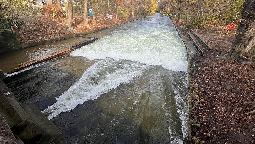 Zur Zeit werden keine Maßnahmen am Eisbach vorgenommen. Stadt und Surfer tüfteln nun an einer gemeinsamen Lösung.