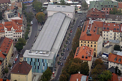 chon mehrfach in Schieflage geraten: die Schrannenhalle am Rande der Altstadt.