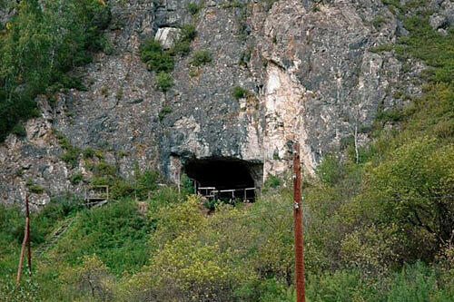 Blick auf die Denisova-Höhle Südlich von Barnaul in Süd-Sibirien, undatiertes Handout-Foto. Ein internationales Forscherteam vom Max-Planck-Institut für evolutionäre Anthropologie in Leipzig hat uralte mitochondriale DNA aus einem in der Höhle gefundenen Fingerknochen sequenziert. Sie stammt von einer bislang unbekannten Menschenform