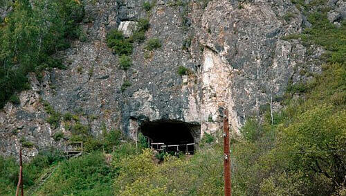 Blick auf die Denisova-Höhle Südlich von Barnaul in Süd-Sibirien, undatiertes Handout-Foto. Ein internationales Forscherteam vom Max-Planck-Institut für evolutionäre Anthropologie in Leipzig hat uralte mitochondriale DNA aus einem in der Höhle gefundenen Fingerknochen sequenziert. Sie stammt von einer bislang unbekannten Menschenform Blick auf die Denisova-Höhle Südlich von Barnaul in Süd-Sibirien, undatiertes Handout-Foto. Ein internationales Forscherteam vom Max-Planck-Institut für evolutionäre Anthropologie in Leipzig hat uralte mitochondriale DNA aus einem in der Höhle gefundenen Fingerknochen sequenziert. Sie stammt von einer bislang unbekannten Menschenform