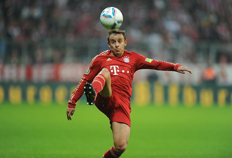 Und auch der ehemalige Schalker Rafinha fand den Weg an die Isar, wo er die seit langem vakante Außenverteidigerposition neben Philipp Lahm bekleiden sollte.