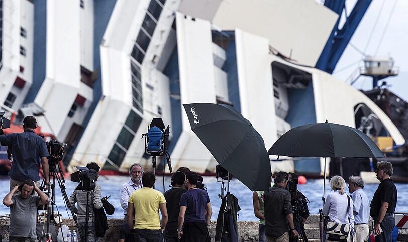 Die aufwendige Bergungsaktion der havarierten "Costa Concordia" ist angelaufen. Ganz langsam richtet sich das Kreuzfahrtschiff auf. Die Bilder von der spektakulären Bergung.