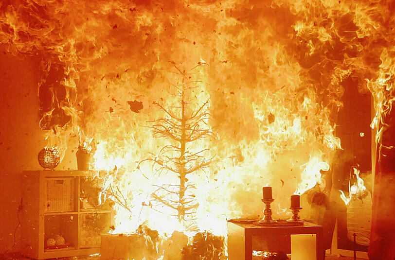 Christbaum als trockener Brandbeschleuniger: Nach Weihnachten steigt das Risiko von Wohnungsbränden.