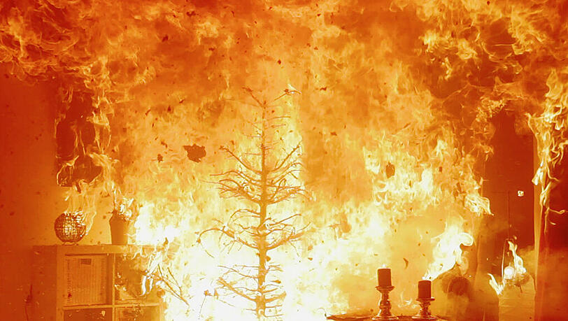 Christbaum als trockener Brandbeschleuniger: Nach Weihnachten steigt das Risiko von Wohnungsbränden. Christbaum als trockener Brandbeschleuniger: Nach Weihnachten steigt das Risiko von Wohnungsbränden.