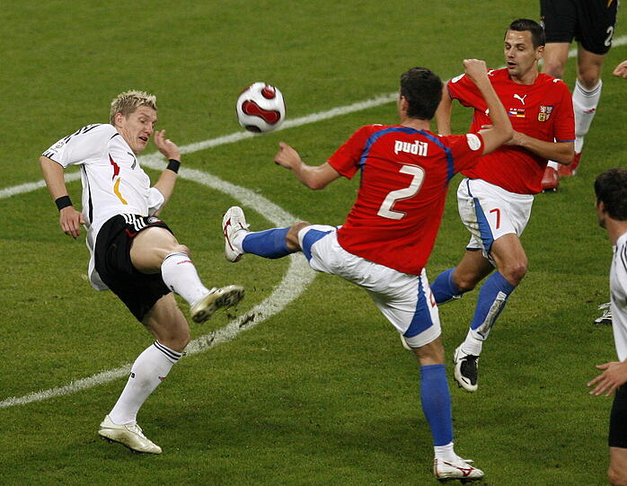17. Oktober 2007: Bastian Schweinsteiger im EM-Qualifikationsspiel gegen Tschechien in der Allianz Arena in München - gegen die Tschechen Daniel Pudil und Marek Matejovsky (rechts).