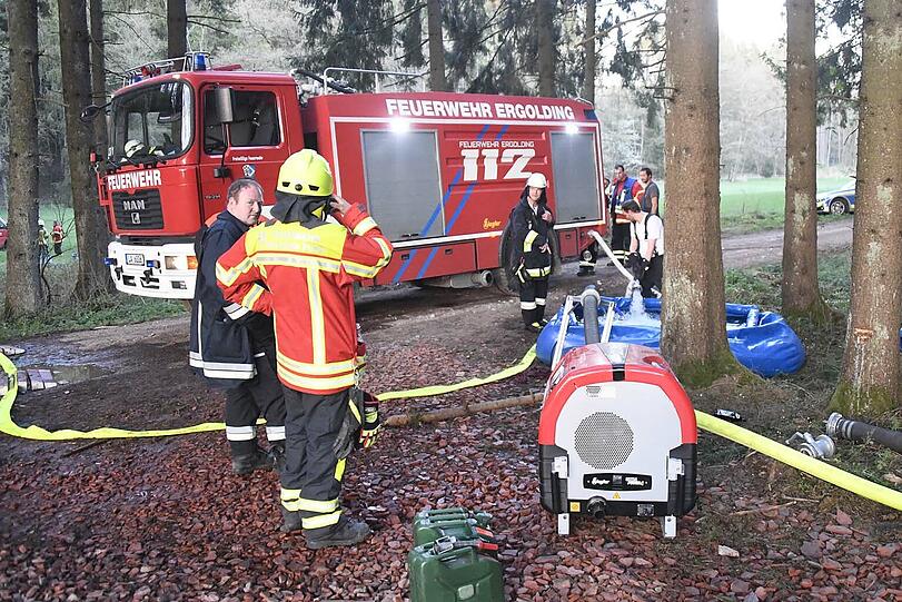 In der Nähe von Landshut standen am Freitagabend knapp 20.000 Quadratmeter Wald in Flammen. Rund 300 Einsatzkräfte waren bis tief in die Nacht im Einsatz, um den Brand unter Kontrolle zu bekommen.