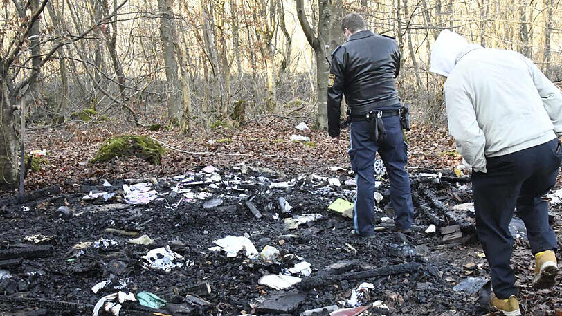 Die Bilder vom Feuerwehreinsatz am Freitag. Der Mann lebte in einer provisorischen Unterkunft in einem Waldstück bei Vaterstetten.