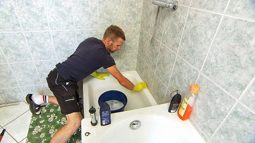 Doch schon am ersten Morgen hängt der Haussegen schief. Syliva ist das Haus zu dreckig. Brian macht sich sofort dran und putzt das Bad.