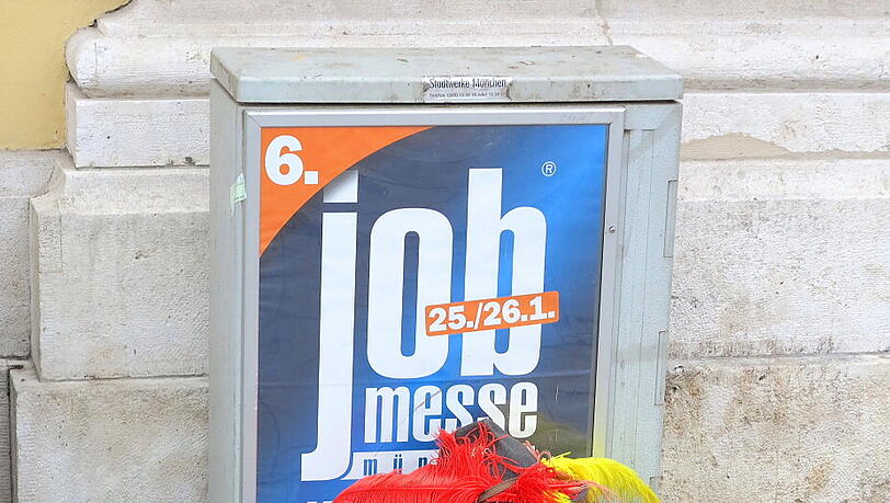 Und hat ihm eine Münze gespendet. Und hat ihm eine Münze gespendet.