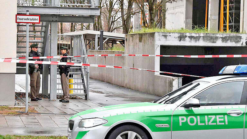 Polizeieinsatz vor der Asylbewerber-Unterkunft in Berg am Laim Polizeieinsatz vor der Asylbewerber-Unterkunft in Berg am Laim