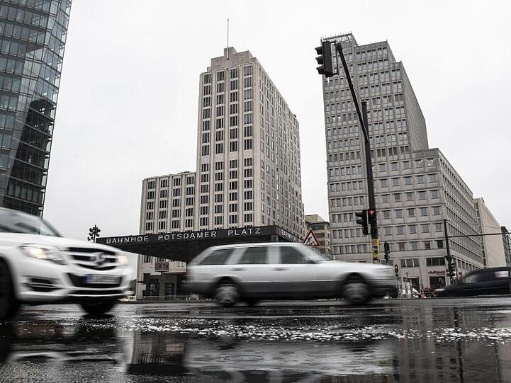 Von der Polizei geräumt: Am Potsdamer Platz in Berlin rollt der Verkehr nach Blockanden des Klimaschutz-Bündnisses "Extinction Rebellion" wieder.