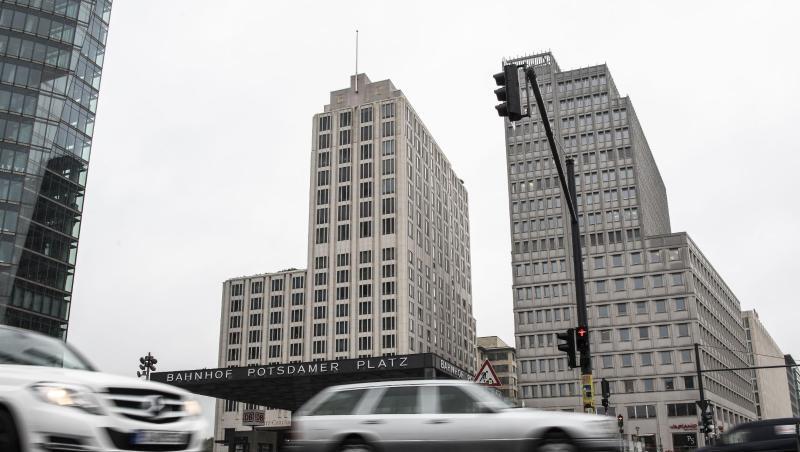 Von der Polizei geräumt: Am Potsdamer Platz in Berlin rollt der Verkehr nach Blockanden des Klimaschutz-Bündnisses "Extinction Rebellion" wieder. Von der Polizei geräumt: Am Potsdamer Platz in Berlin rollt der Verkehr nach Blockanden des Klimaschutz-Bündnisses "Extinction Rebellion" wieder.