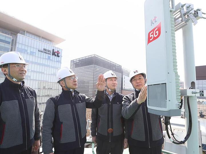 Hwang Chang-gyu (2.v.l), Vorstandsvorsitzender der KT Corp., einem der Mobilfunkanbieter Südkoreas: Südkorea hat am Vortag eines der weltweit ersten 5G-Kommunikationsnetze gestartet.