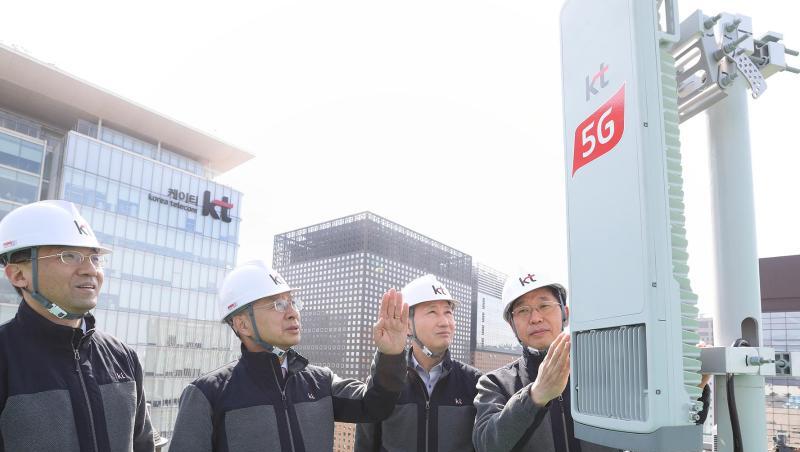 Hwang Chang-gyu (2.v.l), Vorstandsvorsitzender der KT Corp., einem der Mobilfunkanbieter Südkoreas: Südkorea hat am Vortag eines der weltweit ersten 5G-Kommunikationsnetze gestartet. Hwang Chang-gyu (2.v.l), Vorstandsvorsitzender der KT Corp., einem der Mobilfunkanbieter Südkoreas: Südkorea hat am Vortag eines der weltweit ersten 5G-Kommunikationsnetze gestartet.