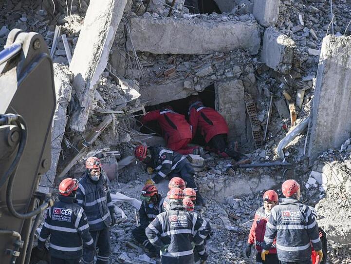 Rettungskräfte suchen in Elazig in einem zerstörten Gebäude nach Opfern.