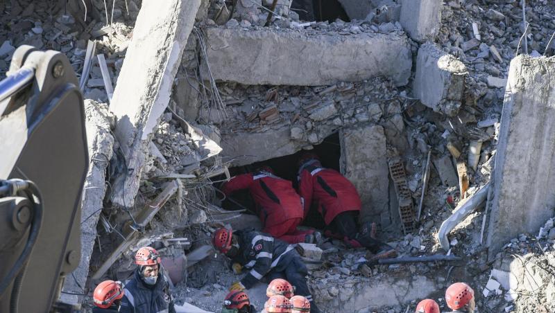 Rettungskräfte suchen in Elazig in einem zerstörten Gebäude nach Opfern. Rettungskräfte suchen in Elazig in einem zerstörten Gebäude nach Opfern.