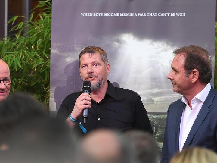 Der Vorsitzende der Geschäftsführung von Bavaria Film Christian Franckenstein (l-r), Regisseur Andreas Prochaska und Carsten Schmidt, Vorsitzender des Vorstands von Sky Deutschland. Foto: Felix Hörhager/Archiv