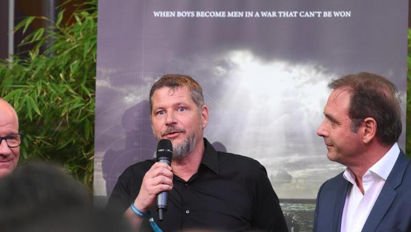 Der Vorsitzende der Geschäftsführung von Bavaria Film Christian Franckenstein (l-r), Regisseur Andreas Prochaska und Carsten Schmidt, Vorsitzender des Vorstands von Sky Deutschland. Foto: Felix Hörhager/Archiv Der Vorsitzende der Geschäftsführung von Bavaria Film Christian Franckenstein (l-r), Regisseur Andreas Prochaska und Carsten Schmidt, Vorsitzender des Vorstands von Sky Deutschland. Foto: Felix Hörhager/Archiv