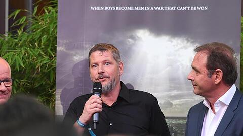 Der Vorsitzende der Geschäftsführung von Bavaria Film Christian Franckenstein (l-r), Regisseur Andreas Prochaska und Carsten Schmidt, Vorsitzender des Vorstands von Sky Deutschland. Foto: Felix Hörhager/Archiv