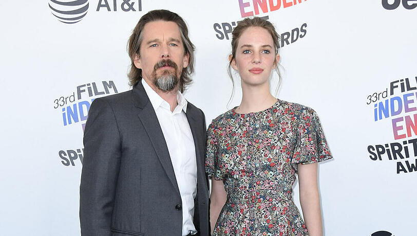 Ethan Hawke an der Seite seiner ebenfalls berühmten Tochter Maya ("Stranger Things") Ethan Hawke an der Seite seiner ebenfalls berühmten Tochter Maya ("Stranger Things")