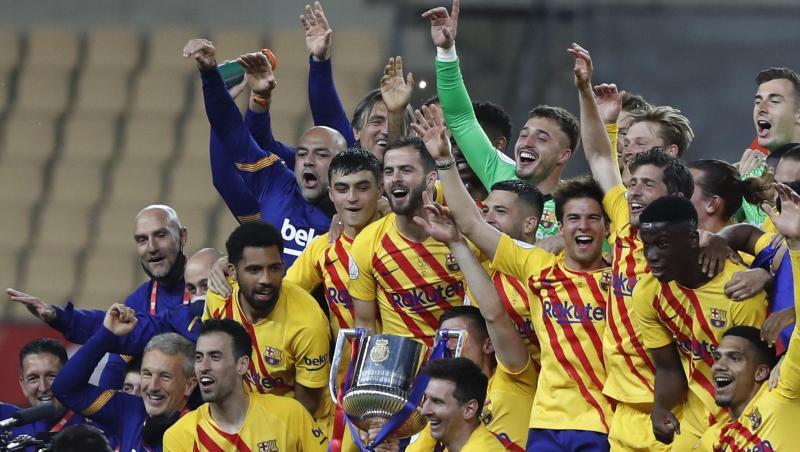Spieler des FC Barcelona jubeln mit der Trophäe.