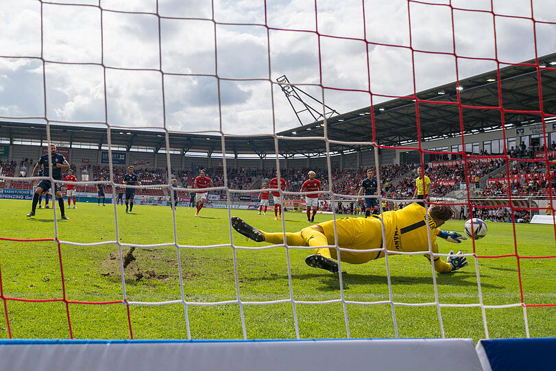 Seine Form aus der Vorsaison kann Mölders allerdings nicht ansatzweise in die neue Saison retten. Beinahe sinnbildlich dafür steht dieser verschossene Elfmeter gegen Halle am 8. Spieltag.