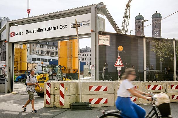 Eine riesige Baustelle mitten in der Stadt: Zufahrt zum Marienhof, wo an der Zweiten Stammstrecke gebaut wird.