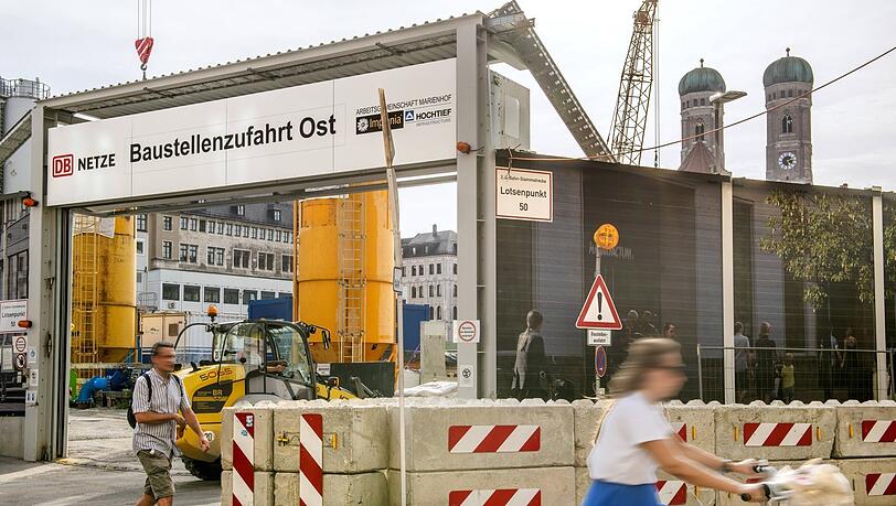 Eine riesige Baustelle mitten in der Stadt: Zufahrt zum Marienhof, wo an der Zweiten Stammstrecke gebaut wird.