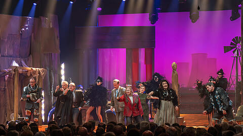 Teilnehmer des Singspiels beim Starkbieranstich in der Paulaner Brauerei am Nockherberg.