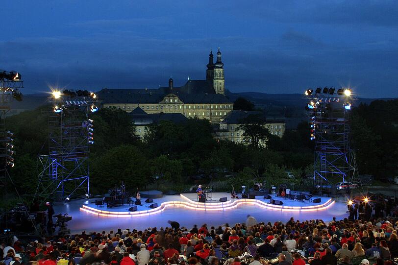 Wenn die Sonne versinkt, kommt es alljährlich auf der Wiese vor Kloster Banz in Oberfranken am ersten Juli-Wochenende zu einem gewissen Woodstock-Gefühl. Wenn die Sonne versinkt, kommt es alljährlich auf der Wiese vor Kloster Banz in Oberfranken am ersten Juli-Wochenende zu einem gewissen Woodstock-Gefühl.