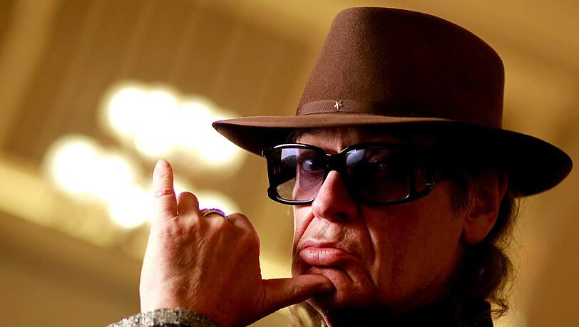 Doppeltgemoppelt: Eine neue Doppel-CD (die "Doppelzimmer Edition") und einen Doppelgänger aus Wachs für Udo Lindenberg. Doppeltgemoppelt: Eine neue Doppel-CD (die "Doppelzimmer Edition") und einen Doppelgänger aus Wachs für Udo Lindenberg.