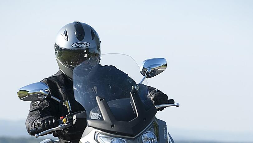 Neues Marken-Flaggschiff: Der Kymco Myroad 700i ABS fährt mit dem hubraumstärksten Motor, den der taiwanesische Hersteller jemals angeboten hat. Das 700 Kubikzentimeter große Aggregat leistet 59 PS. Neues Marken-Flaggschiff: Der Kymco Myroad 700i ABS fährt mit dem hubraumstärksten Motor, den der taiwanesische Hersteller jemals angeboten hat. Das 700 Kubikzentimeter große Aggregat leistet 59 PS.