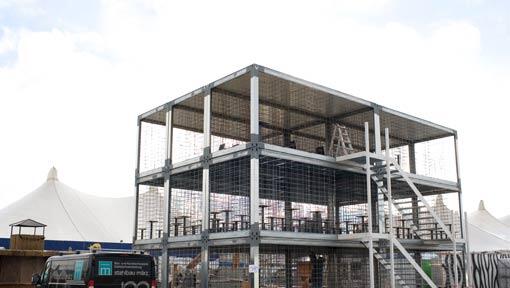 Aufbau der Stahlgitterkonstruktion des Künstlers Flatz auf dem Tollwood-Gelände Aufbau der Stahlgitterkonstruktion des Künstlers Flatz auf dem Tollwood-Gelände
