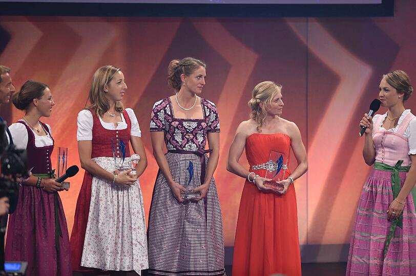 Bayerischer Sportpreis 2015: Die Biathlon-Damen Laura Dahlmeier, Franziska Preuß, Vanessa Hinz, Franziska Hildebrand werden von Ex-Star Magdalena Neuner geehrt