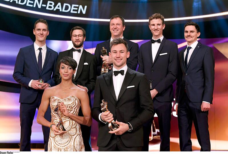 Die Sieger des Abends: Skispringer-Mannschaft Stephan Leyhe, Markus Eisenbichler, Ex-Trainer Werner Schuster, Karl Geiger und Richard Freitag mit Weitsprung-Star Malaika Mihambo sowie Zehnkämpfer Niklas Kaul.