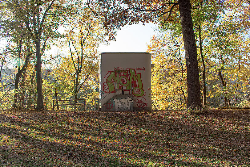 Danaé Vandal hat dieses kleine Gebäude bei eine Spaziergang an der Isar entdeckt. Er findet: Hier könnte man einen Aussichtsplattform oder ein kleines Café einrichten.