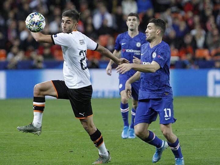 Ferran Torres (l) vom FC Valencia und Mateo Kovacic (r) vom FC Chelsea in Aktion.