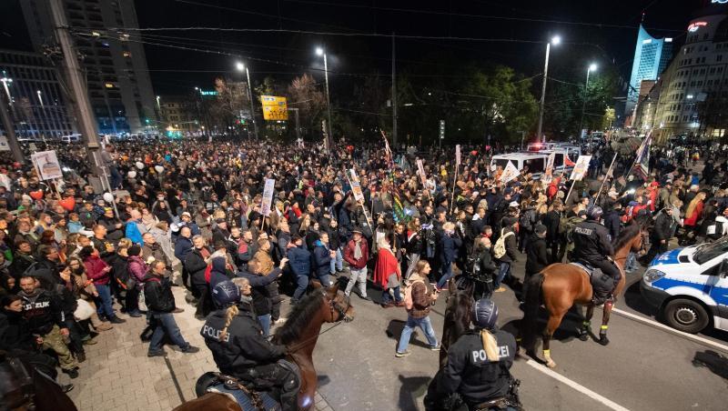 Am Samstag hatten sich in Leipzig mindestens 20.000 "Querdenker" versammelt. 90 Prozent der Teilnehmer trugen laut Polizei keine Masken.