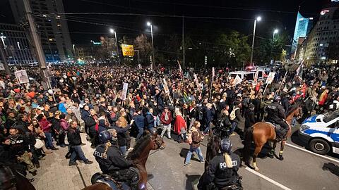 Am Samstag hatten sich in Leipzig mindestens 20.000 "Querdenker" versammelt. 90 Prozent der Teilnehmer trugen laut Polizei keine Masken.