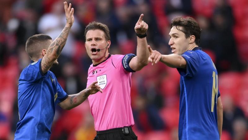 Will seine internationale Karriere beenden: Schiedsrichter Felix Brych (M).
