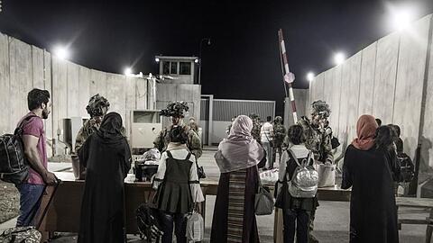 US-Soldaten kontrollieren noch immer die Tore am Flughafen in Kabul.