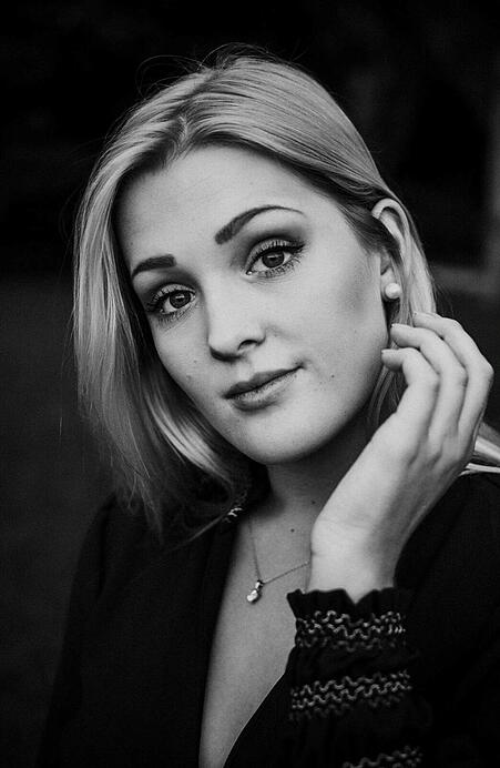 Lara Keller sorgt für wundervollen Gesang während der Zeremonie, im Gegenwert von 400 €.