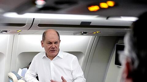 Bundeskanzler Olaf Scholz (SPD) im Gespräch mit Journalisten im Airbus A340 der Luftwaffe vor der Heimreise aus Polen.