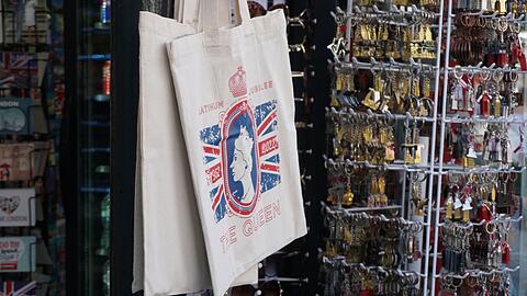 In einem Souvenirgeschäft hängen Stoffbeutel mit dem Porträt der Queen. In einem Souvenirgeschäft hängen Stoffbeutel mit dem Porträt der Queen.